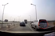 Video: Ô tô 7 chỗ bất chấp chạy lùi trên cao tốc Hà Nội - Thái Nguyên