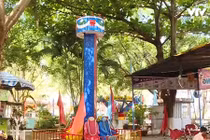 Video: Đứt cáp trò chơi mạo hiểm, 2 cháu bé rớt từ độ cao 5m ngất lịm