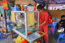 Bán ở quán vỉa hè, kiếm tiền triệu chỉ trong một buổi sáng