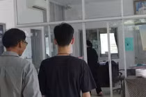 Tìm giấy khai sinh cho con, phát hiện bí mật động trời của vợ