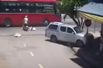 Video: Ôtô mất lái đâm vào cửa hàng