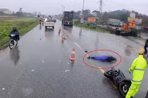 Video: Va chạm với xe container, người đi xe máy chết thảm