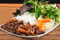 Video: Phiên bản bún chả Việt qua tay đầu bếp nước ngoài
