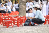 Buổi bế giảng cuối cùng đầy xúc động của cô bé xương thuỷ tinh