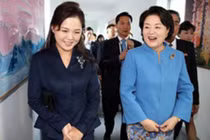 Đệ nhất phu nhân Triều Tiên gây ấn tượng khi lần đầu làm chủ nhà đón khách