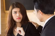 Đêm muộn đi công tác về, ngẩng mặt nhìn tấm ảnh trên tường mà tôi suýt ngất