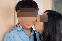 Nữ sinh gây tranh cãi khi hôn má từng nam sinh ngày chia tay