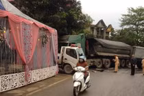 Dựng rạp đám cưới giữa đường: Những kẻ ngu dốt đang tổ chức tự sát tập thể