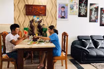 Nhà giản đơn của ca sĩ đình đám bỗng mất tích đi làm thợ mộc
