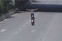 Video: Cái kết đắng của thanh niên tạo thế "bay lượn" trên mô tô