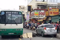 Tài xế ôtô mở cửa làm cô gái đi xe máy tử vong