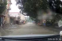 Video: Bé trai bất ngờ lao ra trước đầu ô tô khiến tài xế thót tim