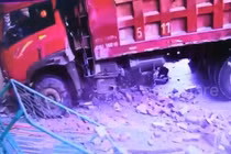 Video: Xe tải mất lái húc đổ cổng trường mẫu giáo