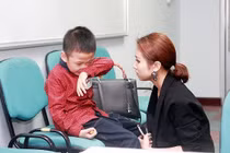 Cảm động dòng chữ nguệch ngoạc của con trai Vân Hugo viết về mẹ