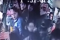 Video: Sàm sỡ thiếu nữ trên xe bus, kẻ biến thái nhận liên hoàn tát