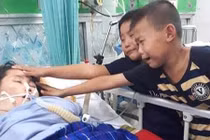 Khoảnh khắc hai đứa trẻ đau đớn, tận tay sờ mặt mẹ lần cuối