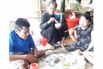 Cám cảnh mẹ già 72 tuổi nuôi 2 con tàn tật trong lán tạm nơi rốn lũ