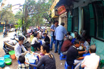 Xếp hàng ăn bún, phở sau Tết