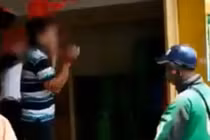 Video: 3 tài xế Grab quây đánh và bắt nam thanh niên khoanh tay xin lỗi