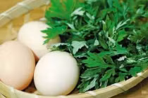 Trứng luộc ngải cứu rất tốt, ăn đúng khung giờ vàng lợi gấp trăm lần
