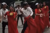 Video: Thanh niên tràn ra đường nhảy múa “trêu” xe tải
