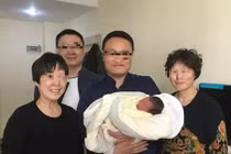 Con chào đời sau 4 năm bố mẹ tử vong vì tai nạn giao thông