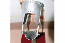 Làm chân giả từ phế liệu vũ khí của địch