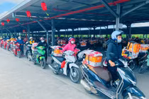 Cảnh tặng quà tết tận xe công nhân khiến nghìn người… ấm lòng