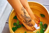 Kiên trì ngâm chân với giấm trắng mỗi ngày, lợi ích bất ngờ