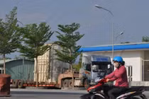 Xe siêu trọng trăm tấn lại vượt mặt CSGT... an tọa ở chốt mới