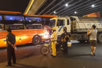 Xe tải húc đuôi xe khách Phương Trang, hành khách hoảng loạn