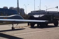 Khó đỡ màn dẫn máy bay đi bộ trong duyệt binh Kazakhstan
