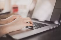 Da xấu, nổi mụn vì... máy tính