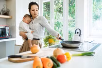 Đón mẹ lên chăm cháu, phản ứng của chồng khiến tôi xúc động