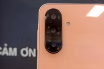 Vua smartphone tầm trung của Samsung lên kệ tại Việt Nam, có đáng mua? 