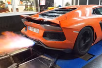 Lamborghini Aventador "khạc lửa" trên máy đo công suất