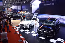 Cả thị trường Việt giảm giá ôtô, Mercedes tăng trăm triệu