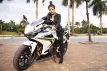 DJ Mi-A hở bạo bên Honda CBR500R giá 187 triệu đồng
