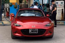 Cận cảnh Mazda MX-5 RF 2022 độc nhất Việt Nam "làm dâu" Sài Gòn