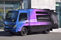Mitsubishi Fuso - xe chở rác tự hành, đi theo tài xế như thú cưng