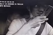 Video: Tài xế mải nghịch điện thoại, xe bồn mất lái, gây hỏa hoạn