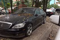 Xe sang Mercedes-Benz S63 AMG "bỏ xó" vỉa hè Hà Nội