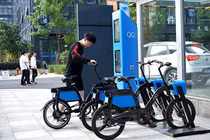 Buýt nhanh BRT Hà Nội cho khách sử dụng xe máy điện miễn phí