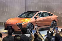 Lexus ES 2025 ra mắt - sedan hạng sang Nhật chạy điện đầu tiên
