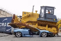 Xem siêu xe Ferrari 360 Spider bị nghiền nát do trốn thuế 