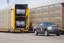 Ford F-150 chạy điện kéo 10 toa tàu nặng 453,5 tấn