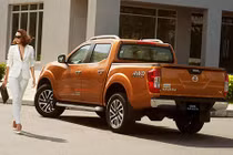 “Bỏng mắt” ngắm chân dài bên Nissan Navara EL tại VN