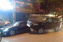 Xe sang Lexus RX "cưỡi" Mercedes-Benz E-Class trên phố Hà Nội