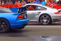 Xem siêu xe Dodge Viper bị Porsche 911 độ cho "hít khói"