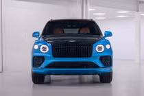 Cặp vợ chồng bắt Bentley làm Bentayga LWB Azure màu sơn "hàng thửa"